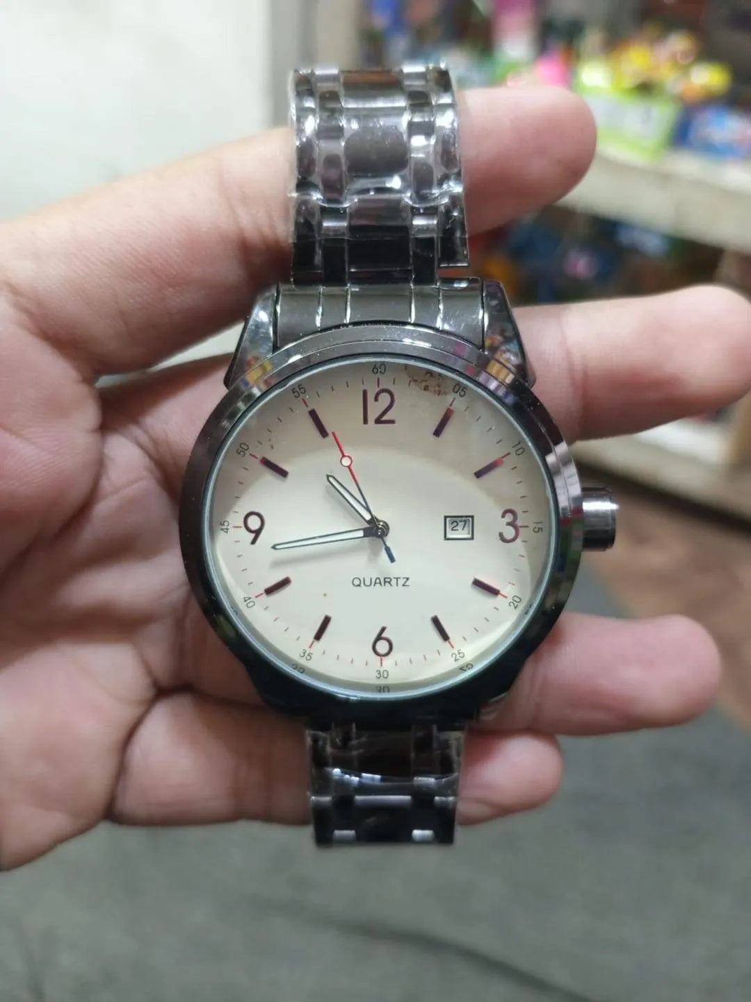 Classic Analog Wristwatch with Cream Dial & Stainless Steel Band